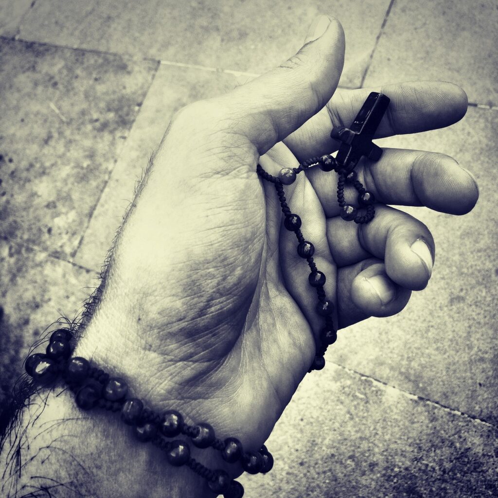 rosary, praying hand, black and white-716250.jpg